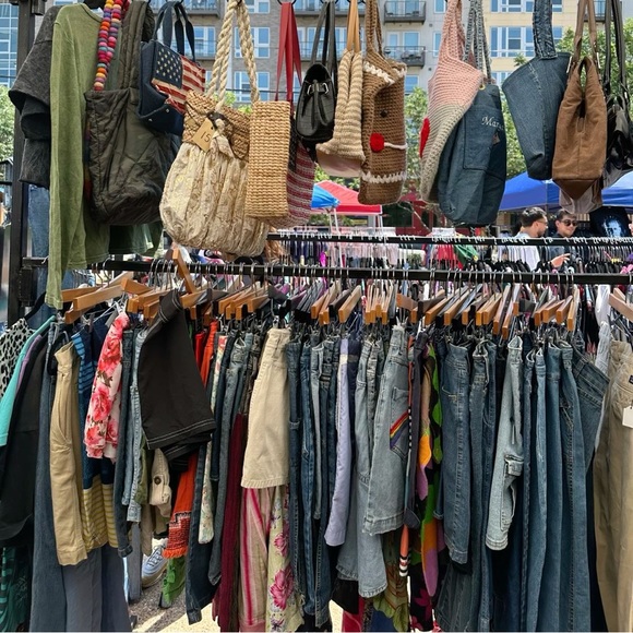 COPY - CLOSET & THIRFT FINDS SHOWS π βοΈ - Picture 2 of 3